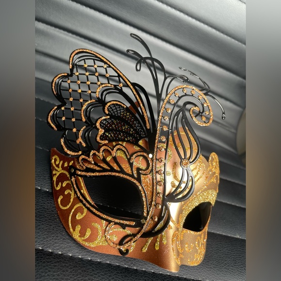 Masquerade Mask Venetian Mask/Halloween/Party/Mardi Gras (Rose Gold Butterfly) - Picture 4 of 4